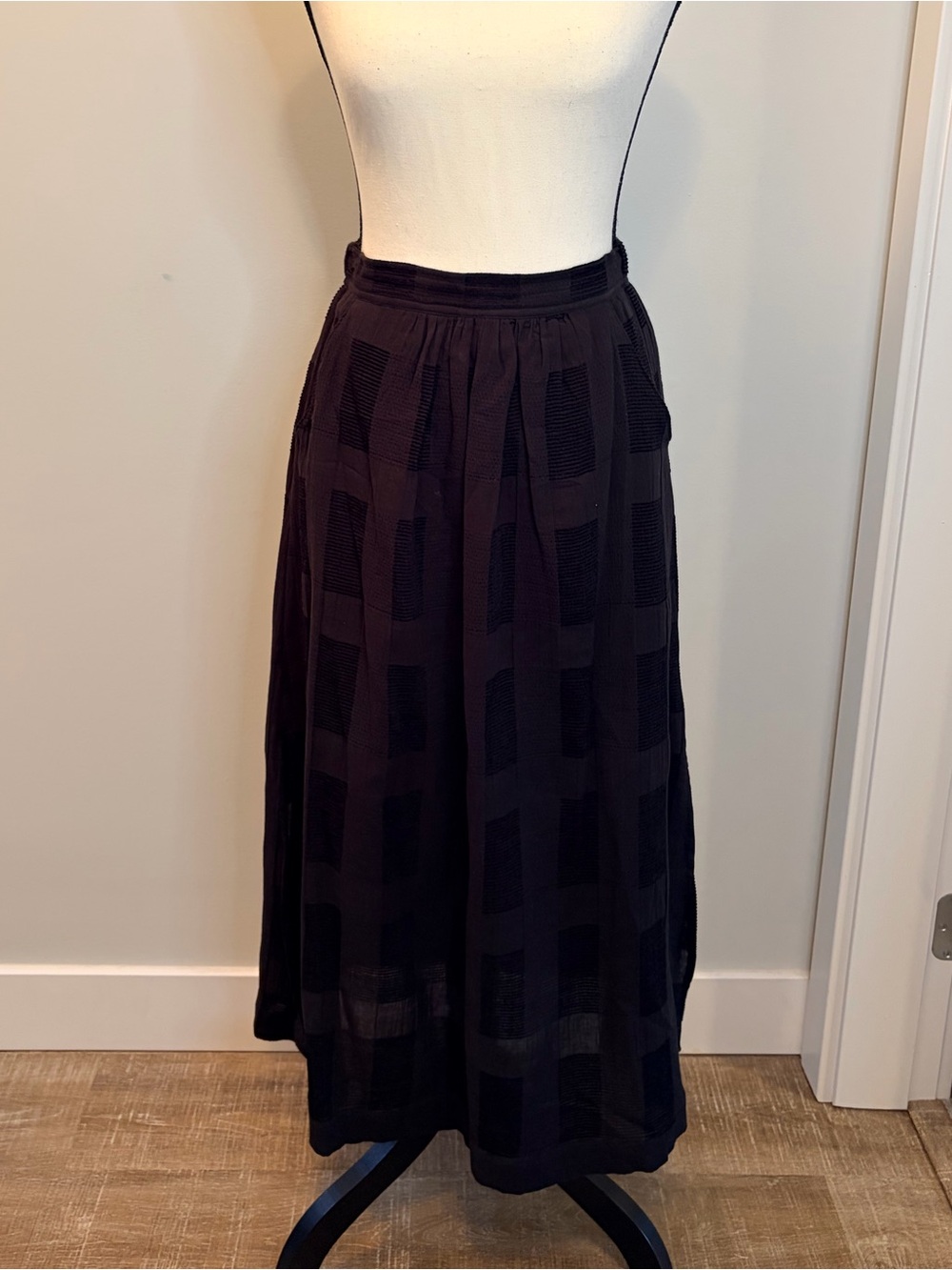Monk & Lou skirt. Black with velvet flocking & pockets. Size X-Small.